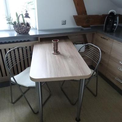  Holzmöbel und Wohneinrichtungen